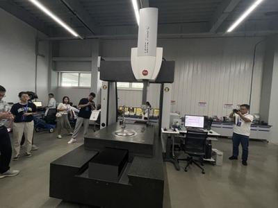 专精特新看中国丨会学习的机器人上岗智能工厂，让碳纤维箭杆误差控制在微米级